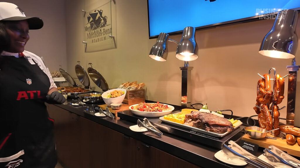 Eldhús í ofurkeyrslu: 1.000 starfsmenn umbreyta Mercedes-Benz Stadium á innan við 18 klukkustundum