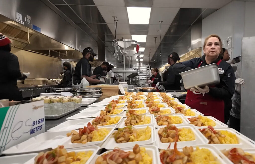 Eldhús í ofurkeyrslu: 1.000 starfsmenn umbreyta Mercedes-Benz Stadium á innan við 18 klukkustundum