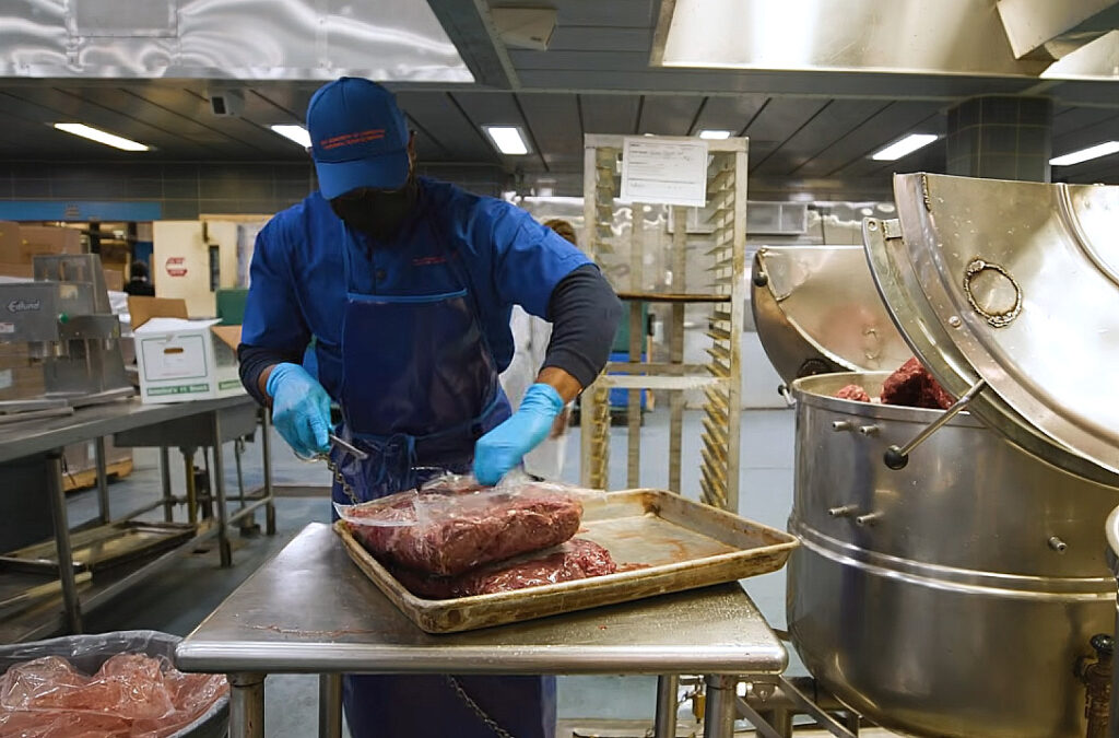 2,3 milljarðar króna í mat á ári, svona er eldhúsið á Rikers rekið - Myndband