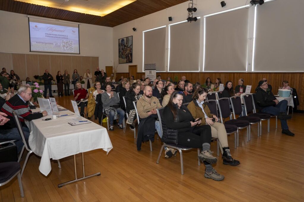 „Ómetanlegt að vita hvaðan maturinn kemur“ sagði Dóra. Um 100 manns á stefnumóti á Flúðum - Myndir