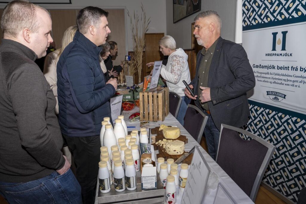 „Ómetanlegt að vita hvaðan maturinn kemur“ sagði Dóra. Um 100 manns á stefnumóti á Flúðum - Myndir