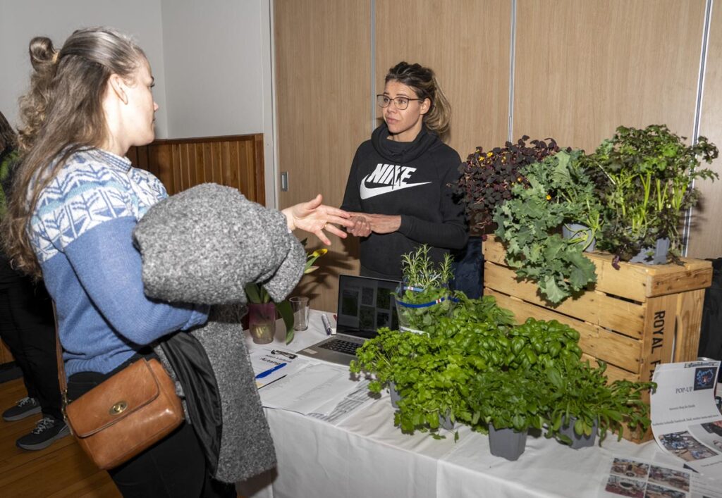 „Ómetanlegt að vita hvaðan maturinn kemur“ sagði Dóra. Um 100 manns á stefnumóti á Flúðum - Myndir
