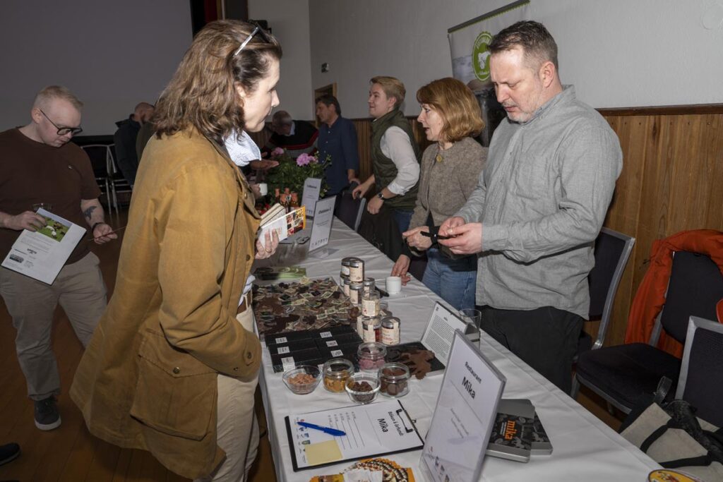 „Ómetanlegt að vita hvaðan maturinn kemur“ sagði Dóra. Um 100 manns á stefnumóti á Flúðum - Myndir