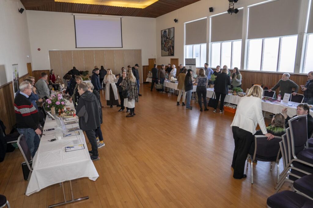 „Ómetanlegt að vita hvaðan maturinn kemur“ sagði Dóra. Um 100 manns á stefnumóti á Flúðum - Myndir