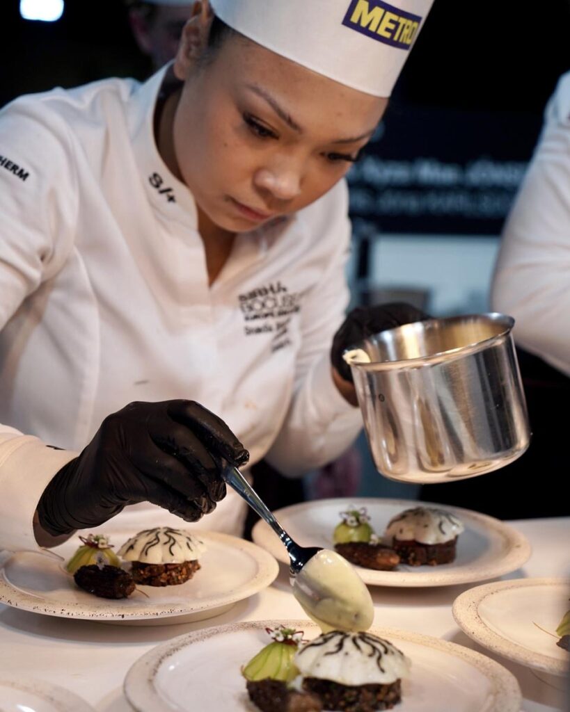 Myndasyrpa. Snædís skilar sínum fyrsta rétti til dómara - Bocuse d´Or 2026