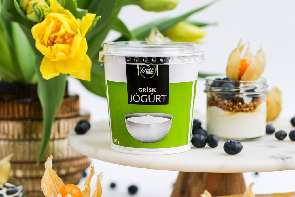 Sæt og fersk páskajógúrt með agave og bláberjum