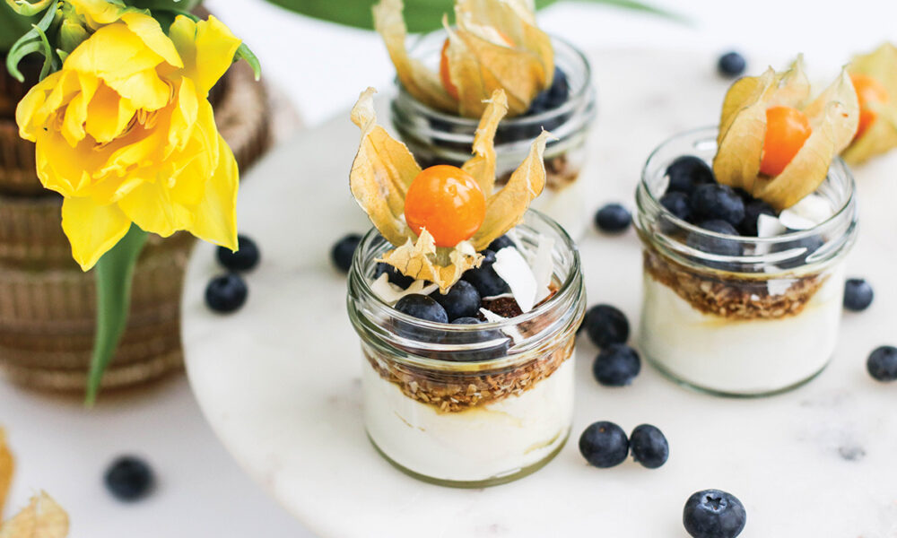 Sæt og fersk páskajógúrt með agave og bláberjum