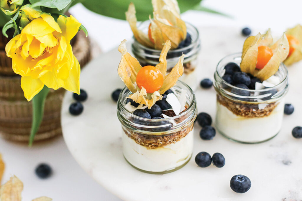 Sæt og fersk páskajógúrt með agave og bláberjum