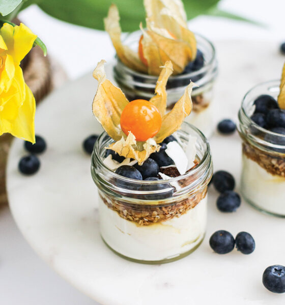 Sæt og fersk páskajógúrt með agave og bláberjum