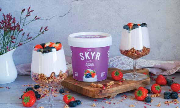 Einföld berjaskyrterta með stökkum granólabotni