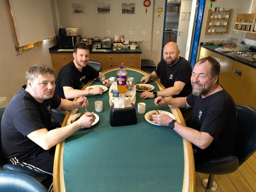 Ísak kokkur galdraði fram hátíðarmat fyrir áhöfn Björgúlfs EA 312