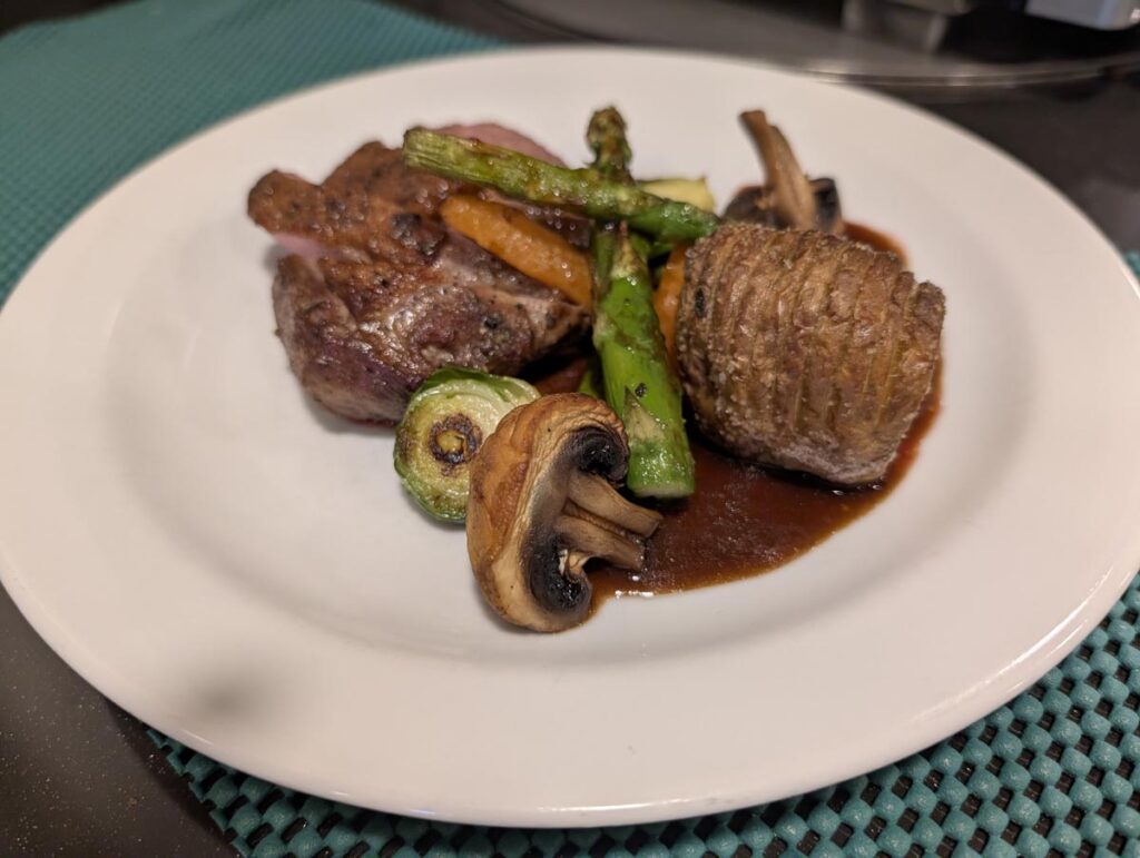 Ísak kokkur galdraði fram hátíðarmat fyrir áhöfn Björgúlfs EA 312