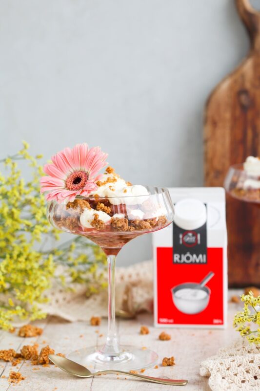Rabarbara trifle með stökku krönsi