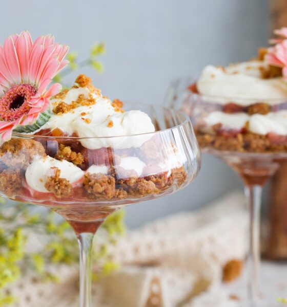 Rabarbara trifle með stökku krönsi