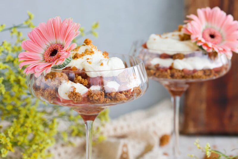 Rabarbara trifle með stökku krönsi